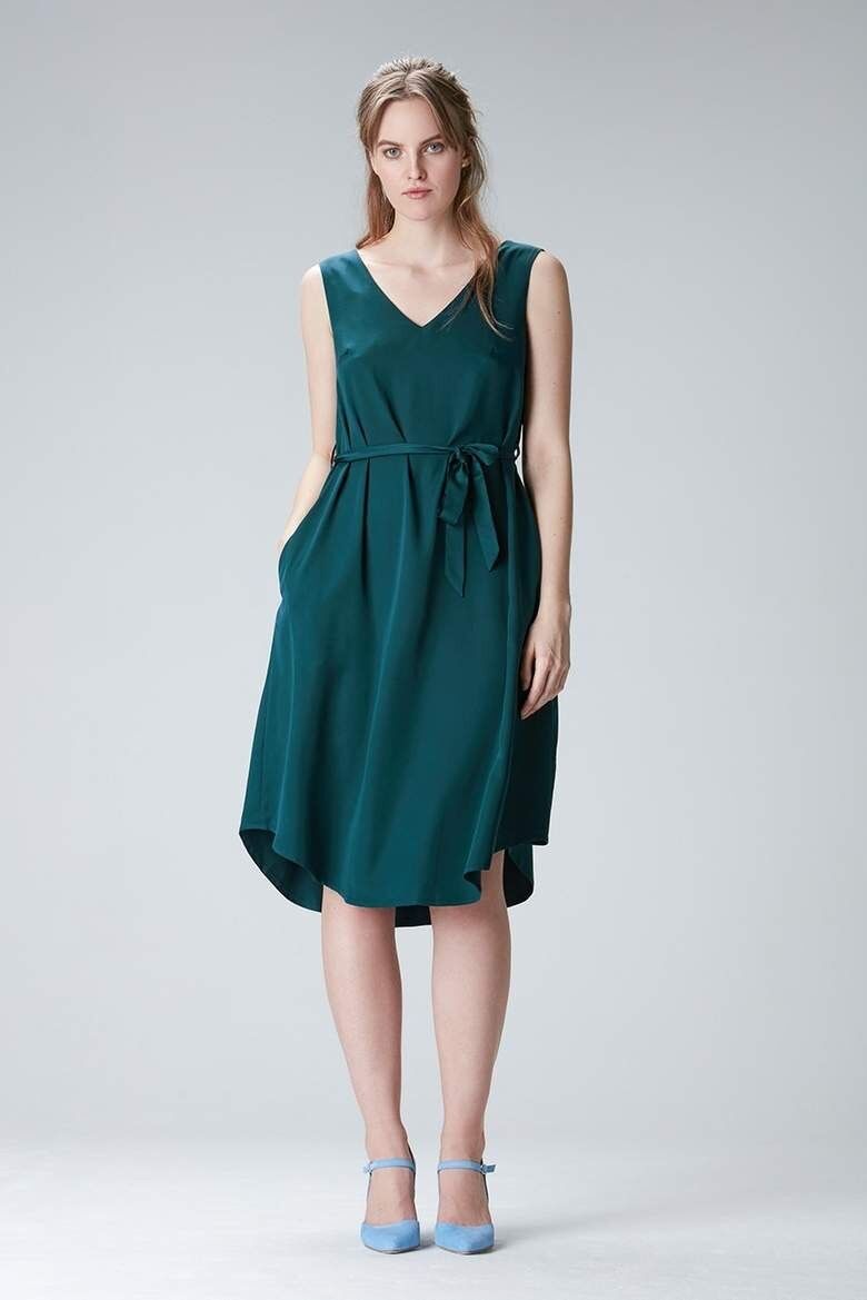Abito midi "LAU-RAA" in verde realizzato in Tencel