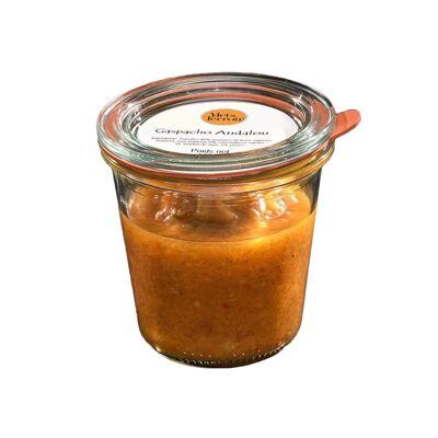 Andalusische Gazpacho: Mediterrane Frische im Glas, kalte Tomaten-, Paprika- und Zwiebelsuppe als erfrischende Vorspeise oder Sommercocktail.