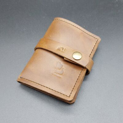 Portacarte, portafoglio opplav III. Custodia in pelle per carte di credito e banconote. Pelle di mucca nabuk. (Saddle Brown e striscia di cuoio nel colore Saddle Brown).