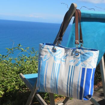 Sac reversible en toile de coton licence Brigitte Bardot motif oiseaux et rayures bleu et turquoise 5