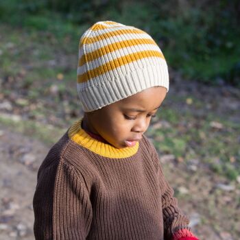 Bonnet en tricot à rayures dorées 2