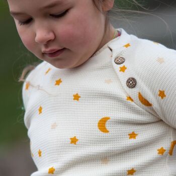 Haut crème gaufré étoiles à manches longues et bouton raglan 1