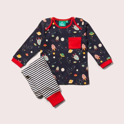 Playset con maglietta e jogger organici nello spazio esterno