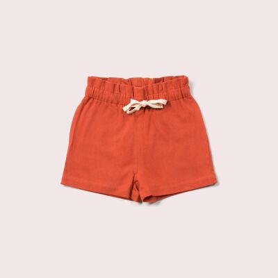 Morbidi pantaloncini in twill rosso vicino al mare