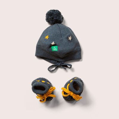 Cappello lavorato a maglia con stelle dorate e stivaletti per bambini