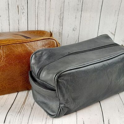 Chic and classic leather toiletry bag.  TOILETRIES BAG
