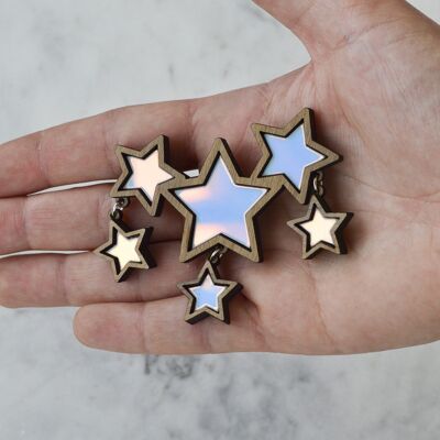 Broche de estrellas fugaces iridiscentes