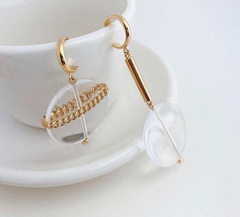 Orecchini asimmetrici Medaglione in acrilico Ottone