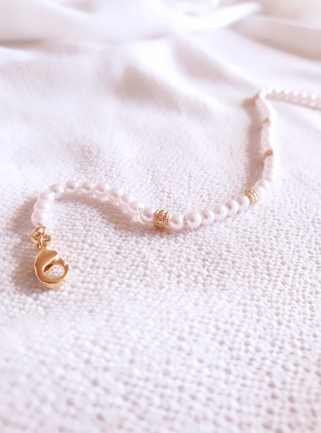 Bracciale in oro placcato e perle bianche