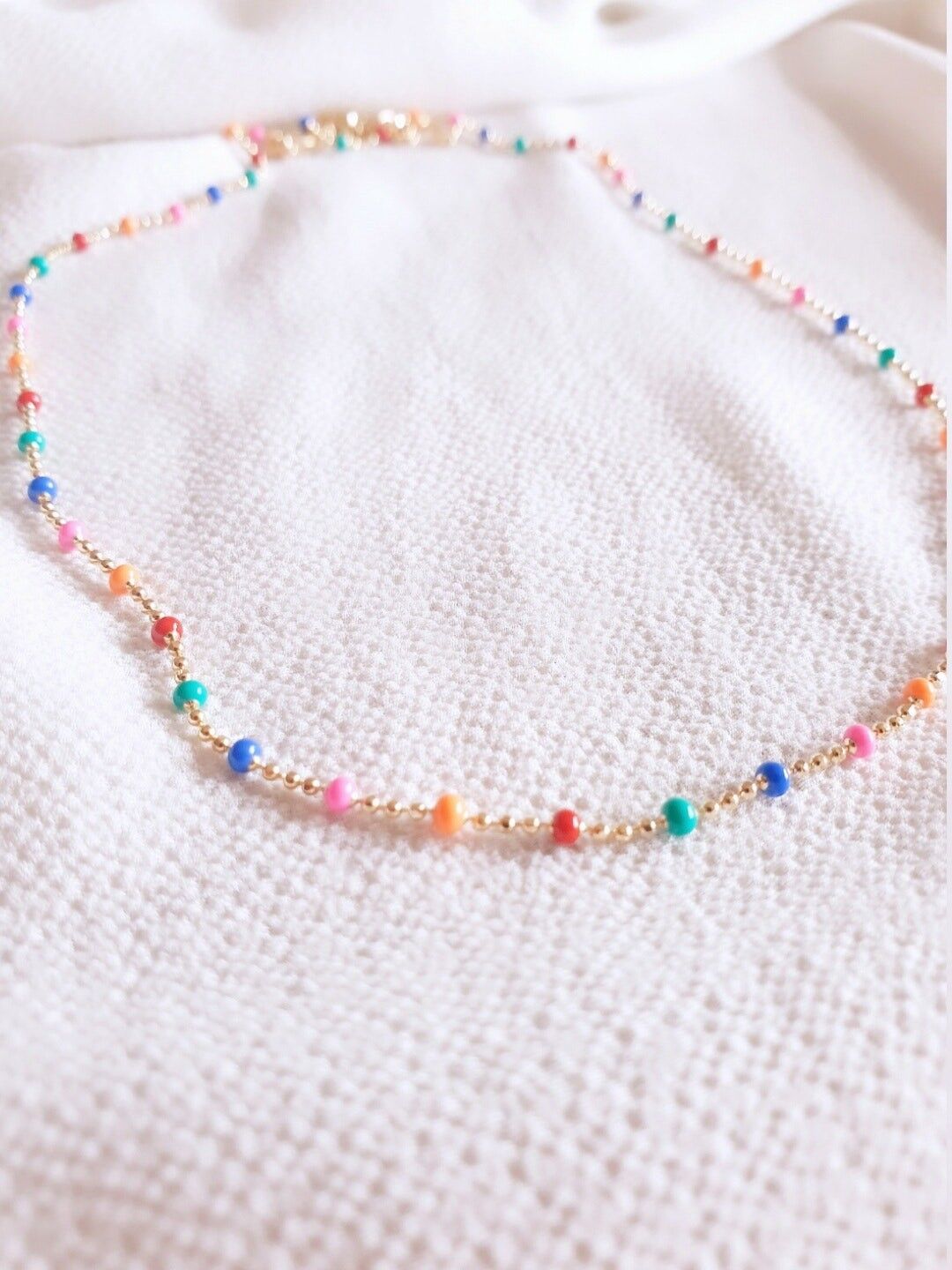 Vergoldete Halskette und mehrfarbige Emailkugeln