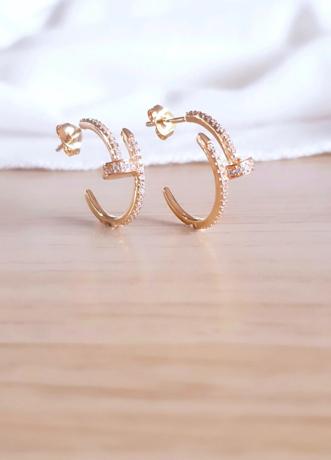 Orecchini a cerchio in oro placcato e ossido di zirconio