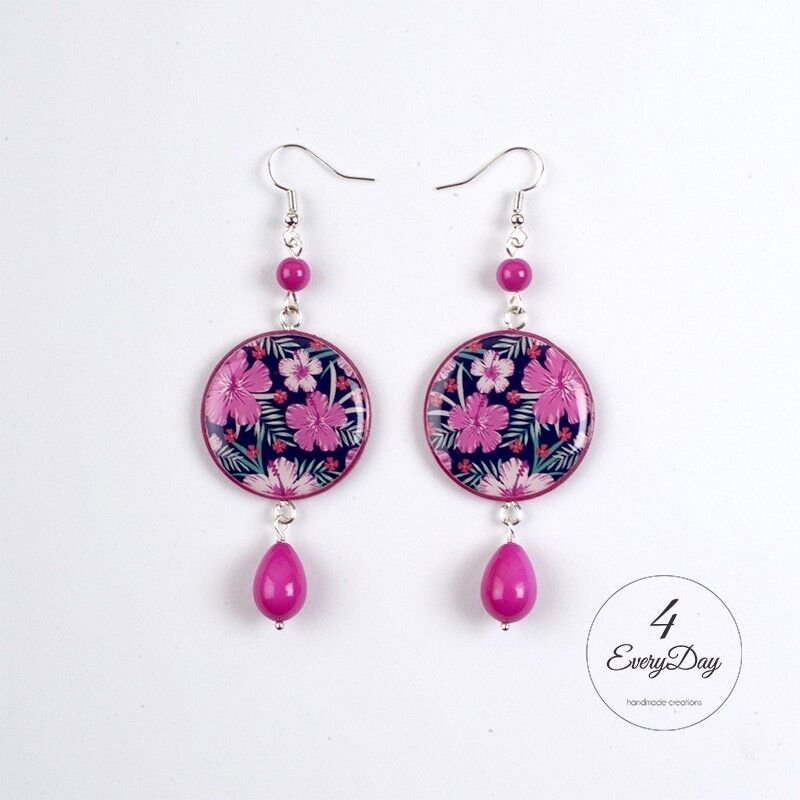 Orecchini in legno e resina - Fiori fuxia su sfondo nero