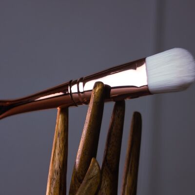 Applicator brush for creams and foundation