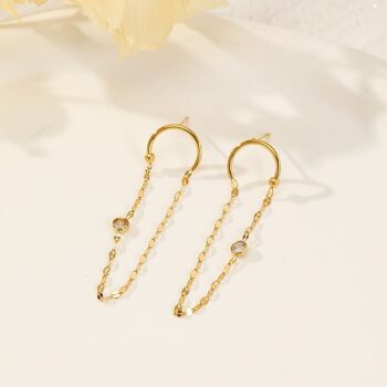 Boucles d'oreilles doré pendantes avec un strass de chaque côté en U a l'envers 4