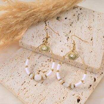 Boucles d'oreilles soleil et perles blanches 2