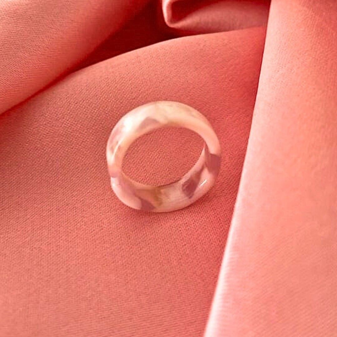 Bague acrylique blanc &amp; crème