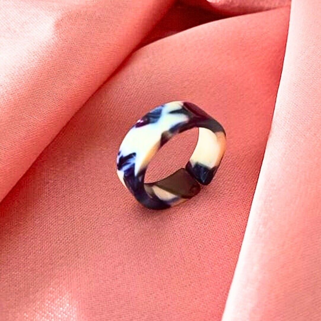Bague acrylique bleu marine &amp; marron