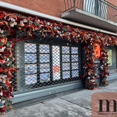 Decoración de fachada de empresa con flores de seda.