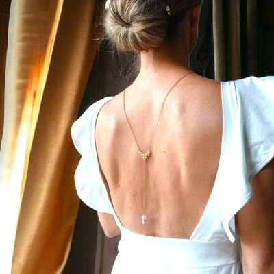 Collana a schiena nuda con sottile catena dorata - collana da sposa con due perle bianche - gioielli a schiena scoperta chic e bohémien.