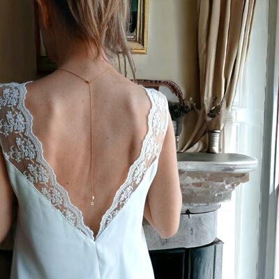 Collier de dos nu pour compléter une robe de mariée avec dos ouvert, avec perles nacrées Pure crystal rose poudré.