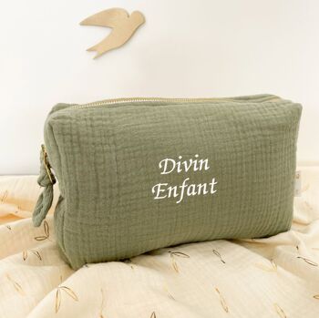 Trousse de toilette cadeau baptême naissance brodée " Divin Enfant " 3