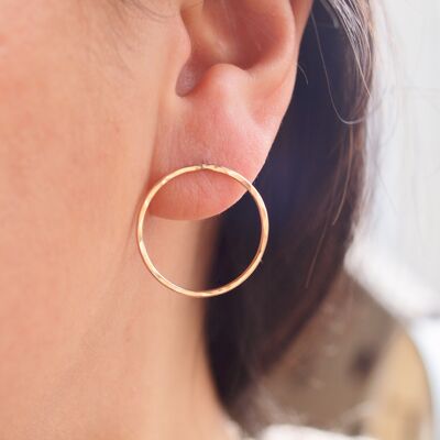 Aretes circulares grandes con frente abierto, perno martillado, baño de oro amarillo