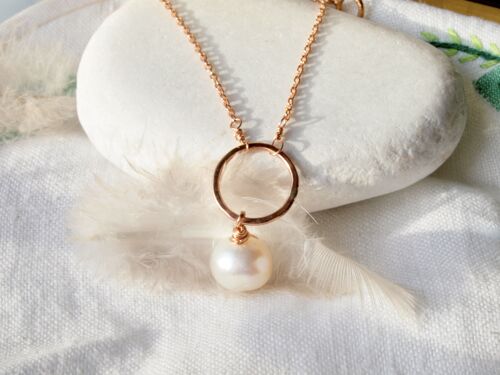 Collier pendentif créoles avec une perle d'eau douce blanche, 14K rempli or rose