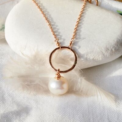 Collana con pendente a cerchio con una perla d'acqua dolce bianca, riempita in oro rosa 14 carati