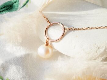 Collier pendentif créoles avec une perle d'eau douce blanche, 14K rempli or rose 2