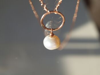 Collier pendentif créoles avec une perle d'eau douce blanche, 14K rempli or rose 4