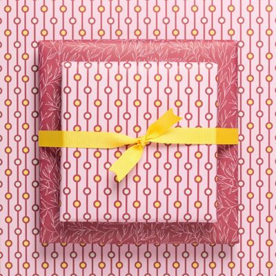 Papier cadeau rose à motif rétro, papier cadeau recto verso avec perles roses et motif végétal rouge, parfait pour la fête des mères, un anniversaire ou la Saint-Valentin