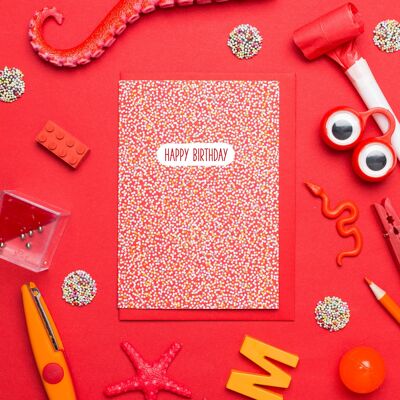 Tarjeta de cumpleaños "Feliz cumpleaños" hecha de papel reciclado con un patrón de perla de azúcar roja colorida - impresa de forma neutra para el clima en Alemania