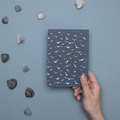 Moderne Grußkarte aus Recyclingpapier | Dunkelblaues Möwenmuster | Klimaneutral gedruckt in Deutschland | Perfekt für Männer | Unbeschichtete Haptik | Nordsee inspiriert | Passender Umschlag inklusive
