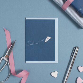 Carte de voeux avion en papier avec coeur 2