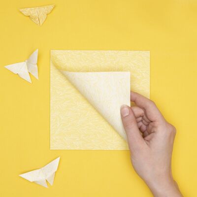 Origami Papier für moderne Osterdeko - Zweiseitiges Bastelpapier mit zartem gelbem Pflanzenmuster, 25 Blatt, 15cm - Recyclingpapier