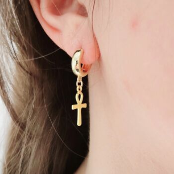 Boucles d'oreilles dorées Ankh Cross Huggie 1