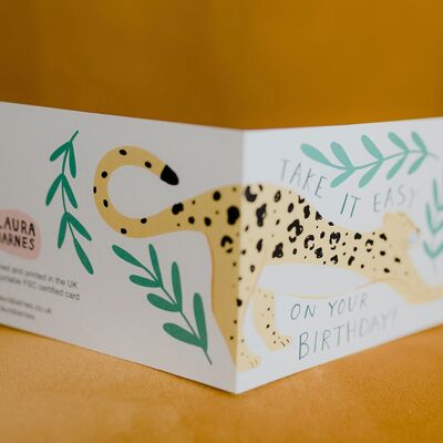 Tarjeta envolvente de cumpleaños de leopardo "Tómalo con calma"
