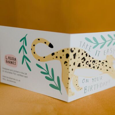 Tarjeta envolvente de cumpleaños de leopardo "Tómalo con calma"