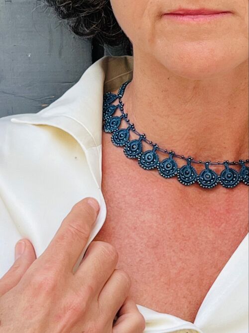 Collier fait main "EDA", bleu nuit