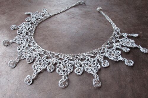 Collier fait main "SONYA", gris nuage