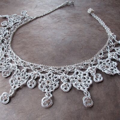 Collier fait main "SONYA", gris nuage