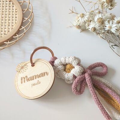 Personalized wooden key ring with flower