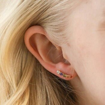 Boucles d'oreilles à tige incurvée en cristal arc-en-ciel en or 3