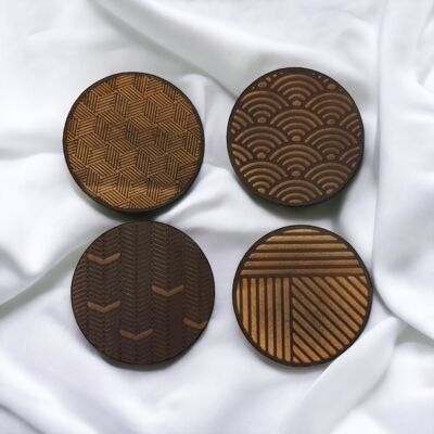 Juego de 4 posavasos de madera con patrones geométricos negros - Regalo de inauguración de la casa