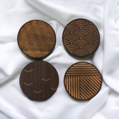 Set mit 4 schwarzen Holzuntersetzern mit geometrischen Mustern – Einzugsgeschenk