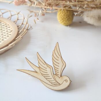 Broche hirondelle en bois