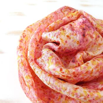 Foulard en soie teint à la main avec des teintures naturelles. 1