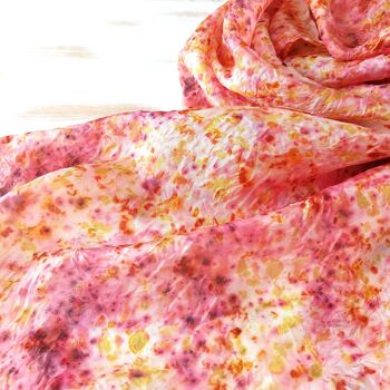 Foulard en soie teint à la main avec des teintures naturelles. 4