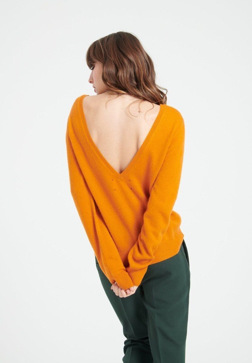 MIA 7 V-neck sweater in pumpkin orange cashmere