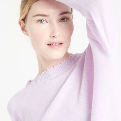 MIA 17 Maglia girocollo in cashmere con rifiniture lilla cesellate